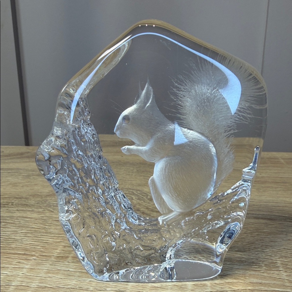 Swedish Etched Crystal Paperweight Woodland Squirrel MATS JONASSON